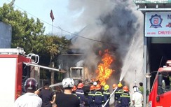 Xe máy múc bất ngờ bốc cháy dữ dội tại tiệm sửa xe ô tô bên QL1