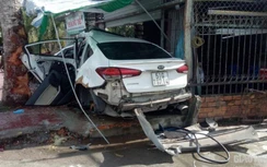 Kinh hoàng ô tô 5 chỗ lao lên vỉa hè, 3 người văng ra ngoài