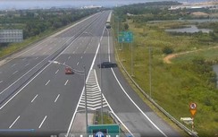 Hai ô tô nối nhau đi ngược chiều trên cao tốc Hà Nội - Hải Phòng