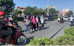 Thách thức tử thần trước cổng trường ĐH Hutech ở TP.HCM