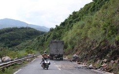Nguy hiểm đá tảng rơi trên QL12 qua Lai Châu