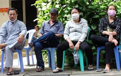 Người dân thở phào khi nhận diện được tro cốt người thân ở chùa Kỳ Quang II