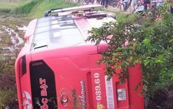 Xe khách “bay” xuống ruộng lúa khi chạy sai hành trình