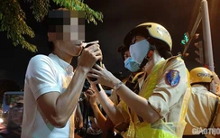 Bị nữ CSGT đo độ cồn, "ma men" cù nhầy cũng đành... ngoan ngoãn!