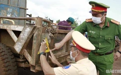 CSGT dán biển phản quang cho xe công nông, giúp phòng ngừa tai nạn