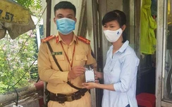 Đánh rơi điện thoại trên cầu, cô gái bất ngờ được CSGT tìm trả nhờ facebook