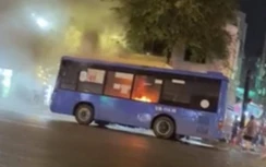 TP.HCM: Xe buýt đang chở khách bất ngờ bốc mùi khét, cháy ngùn ngụt