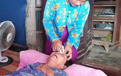 Báo Giao thông trao tiền bạn đọc giúp đỡ gia đình chị Nga ở Tiền Giang