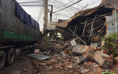Bình Thuận: Hãi hùng xe đầu kéo tông sập cửa hàng trên QL1