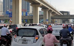 Biển báo có như không, nút giao 4 tầng “lụt” trong giờ cao điểm