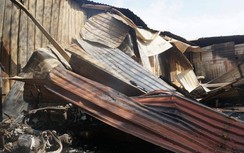 Dãy nhà trọ cháy ngùn ngụt sau tiếng nổ lớn, khoảng 10 xe máy bị thiêu rụi