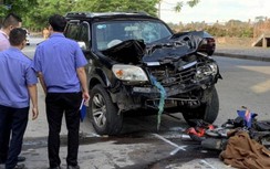 Xe máy đấu đầu ô tô 7 chỗ, 2 người tử vong thương tâm