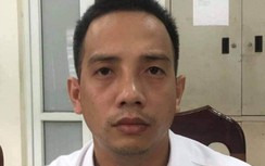 Vượt đèn đỏ bị dừng xe, tài xế ô tô bất ngờ xuống đánh CSGT