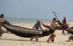 Cận cảnh ngư dân Quảng Trị cấp tập đưa hàng trăm tàu thuyền đi tránh bão