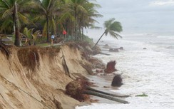 Quảng Nam: Cận cảnh lũ dâng cao, "nuốt" cả chục km bờ kè biển Cửa Đại