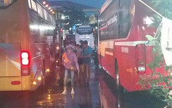 Bão chưa tới, mưa lớn đã gây tắc cục bộ trên quốc lộ 1A qua TT.Huế