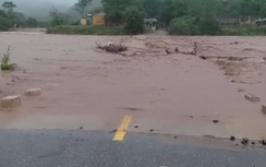 Người phụ nữ bị nước cuốn xuống suối mất tích khi đi xe máy cùng chồng