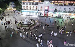 Phố đi bộ hồ Gươm nhộn nhịp đón khách trong ngày đầu hoạt động trở lại