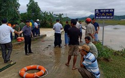 3 thanh niên dắt xe máy qua cầu tràn, 1 người bị nước cuốn tử vong