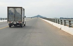 Vì sao cây cầu dài nhất Bắc Trung Bộ 6 năm chưa có đèn điện chiếu sáng?