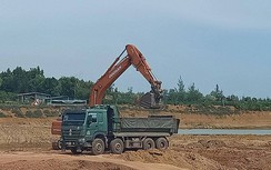 Quảng Bình: Núp bóng cải tạo, ồ ạt múc đất đem bán