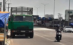 Ôtô tải vô tư dừng đỗ cản trở giao thông dọc QL51 mà không bị xử lý