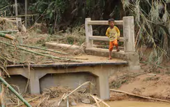 Quảng Nam: Cầu trôi, đường sạt lở, giao thông tê liệt, cô lập 300 hộ dân