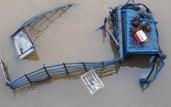 Đồng Nai: Con đạp cửa ô tô, cứu mẹ trong dòng nước lũ