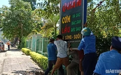 Hợp lực "giải tán" biển quảng cáo lấn chiếm trên đường Hồ Chí Minh