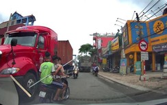 Hà Nội: Xác định danh tính nhóm thanh niên vác dao phóng nghênh ngang