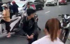 Tạm giữ thanh niên 17 tuổi cầm hung khí đập phá sau va chạm giao thông