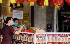 Bánh Trung thu "đổ bộ" vỉa hè TP.HCM, "mua 1 tặng 1" vẫn ì ạch