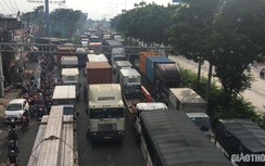 Hai xe container tông nhau ở TP.HCM, giao thông ùn tắc 5km