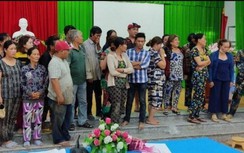 18 người phụ nữ kéo nhau vào vườn dừa đánh bài ăn tiền