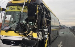 Ô tô khách ủi xe tải 30m, tài xế gục trên vô lăng tử vong sau cú đâm mạnh