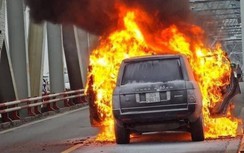 Xe Range Rover bốc cháy ngùn ngụt ở cầu Chương Dương, tài xế kịp thoát nạn
