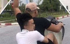 Giữ phương tiện, phạt nặng nam thanh niên không đội MBH, bốc đầu xe máy