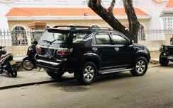 Huế: Bị người dân tố, tài xế ô tô biển xanh đỗ ngược chiều lĩnh phạt