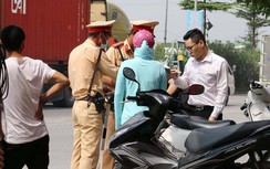 Người vi phạm xếp hàng nộp phạt lỗi đi ngược chiều trên QL5