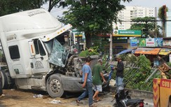 TP.HCM: Xe container đâm xe tải, tài xế kẹt trong cabin, cả ngàn xe ùn tắc