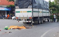 Mô tô bị cuốn vào gầm ô tô tải, chồng nhập viện, vợ tử vong thương tâm