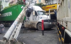 Xe đầu kéo kéo gãy hai trụ điện trên phố gây cháy, nổ ở TP.HCM