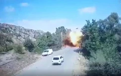 Video: Azerbaijan đánh sập cầu nối Karabakh-Armenia bằng tên lửa LORA