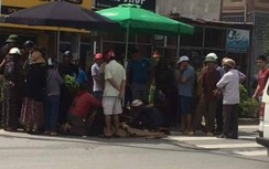 Bé gái ngồi sau xe mẹ ngã xuống đường tử vong thương tâm sau va chạm