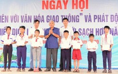 Báo Giao thông trao học bổng cho học sinh ở An Giang
