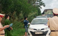 Bị CSGT kiểm tra, tài xế xe chở khách “chui” đóng cửa "thi gan" nhiều giờ