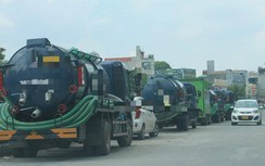 Tận thấy xe bồn đổ trộm chất thải giữa Thủ đô