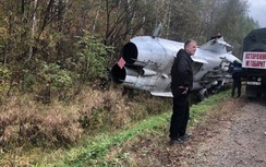 Máy bay cường kích Su-24MR của Nga bị lật nghiêng sau tai nạn trên đường bộ