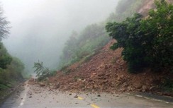 Nước lũ cuốn trôi người, sạt lở lớn trên đường Trường Sơn Đông
