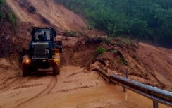 Mưa lớn ở miền Trung, nhiều tuyến quốc lộ bị sạt lở, ách tắc
